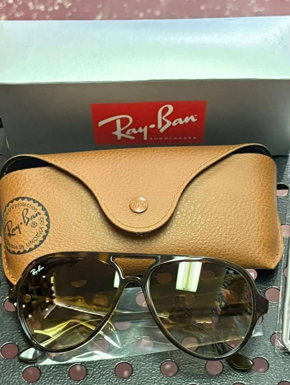 Brand New in BOx  Ray-Ban Sunglasses Cats 5000 Classic (Model RB4125)FR
